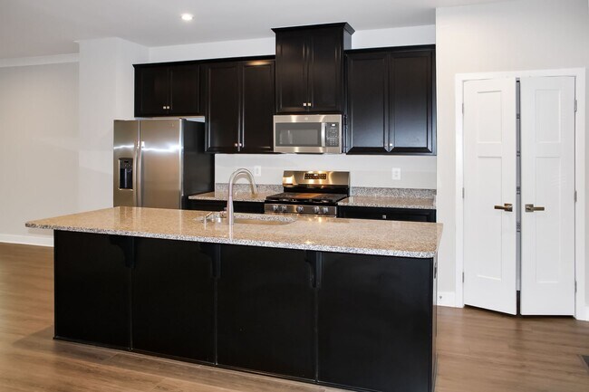 Foto del edificio - End-unit Townhouse with mountain views