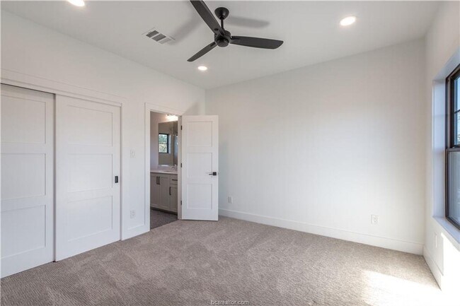 Building Photo - Immediate Move-In! 2/2 Garage Apartment in...