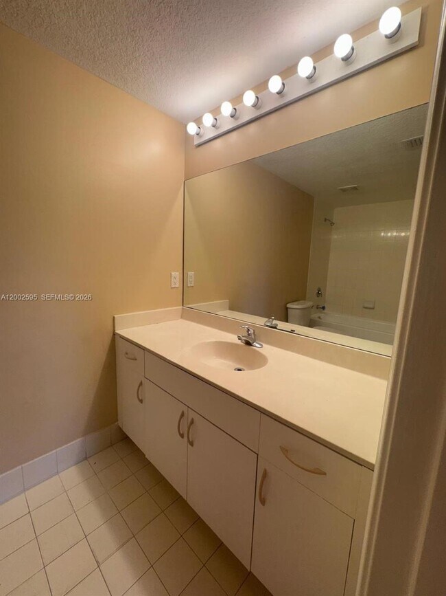 Foto del edificio - 1133 Golden Lakes Blvd