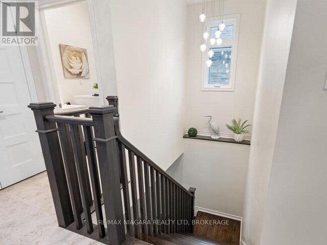 Building Photo - 8 Hopkins St