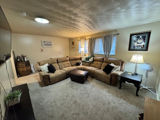 Sala de estar 1 - 141 Spartan Ave