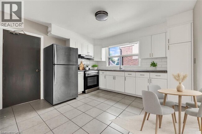 Building Photo - 102 Sydney St N