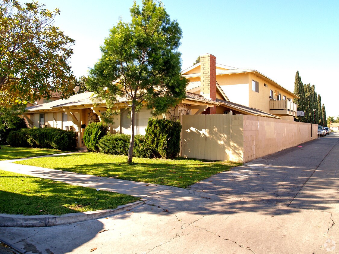 Building Photo - 107 S Delano St