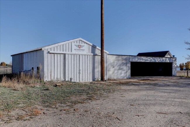 Foto del edificio - 3 Bedroom 3 Bathroom Home on a 1 Acre Lot