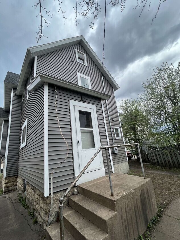 Building Photo - 208 Winona St