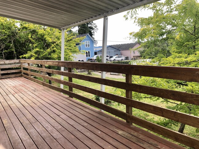 Building Photo - 105 W 2nd St