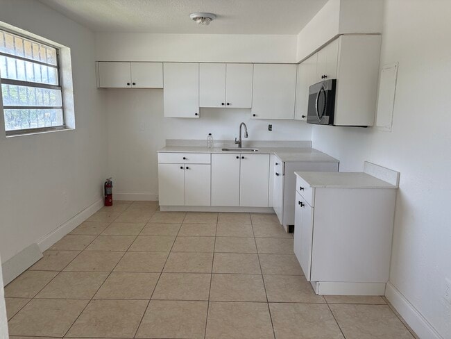 Building Photo - 310 Sharar Ave