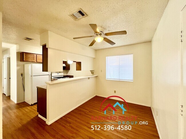 Foto del edificio - Available Now: 2 bed/1 bath duplex with fenced yard available now!