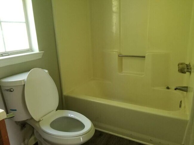 Building Photo - 590 Woodcrest Manor Dr