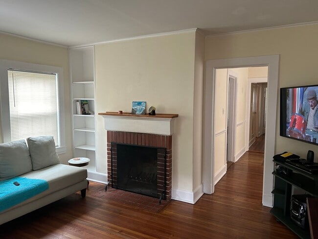 Building Photo - 1st Floor 2 Bedroom Apartment