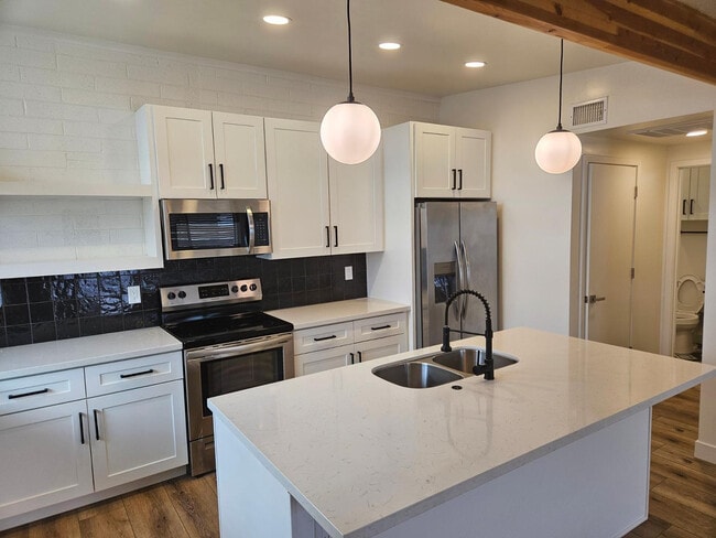 Foto del edificio - 6623 E Cheery Lynn Rd