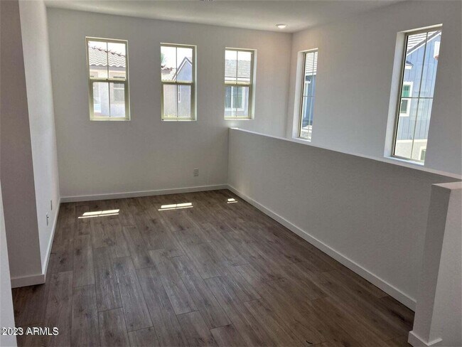 Building Photo - 1323 W Bluejay Dr