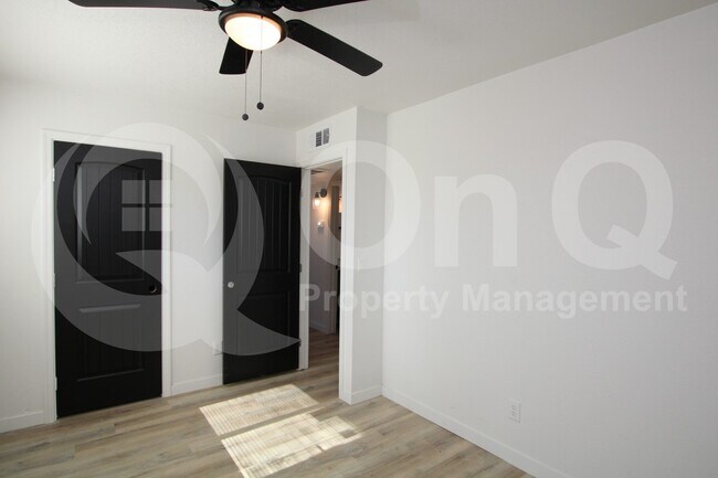 Foto del edificio - 745 W McMurray Blvd