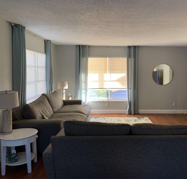 Foto del edificio - 3750 Amherst Way