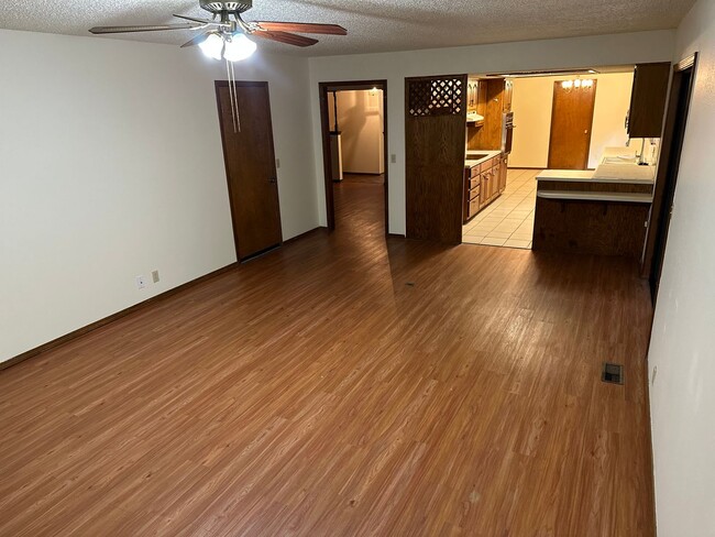 Building Photo - Available 7/1!  Spacious 3 Bedroom, 2 Full Bathroom Rogers Home in Quiet Neighborhood