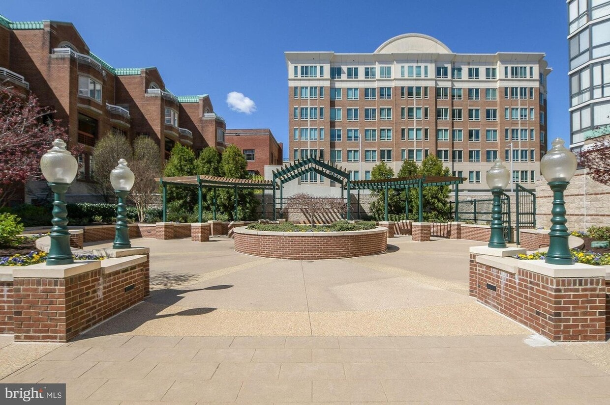 Front Courtyard- Great place to relax - 24 Courthouse Sq