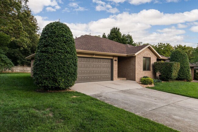 Foto del edificio - All brick home in Glendale schools!