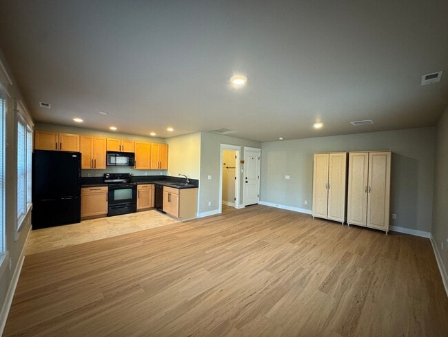 Building Photo - Cute and Modern Studio in Downtown Bend