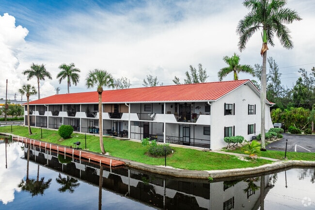 Parte trasera del edificio - Coral Harbor