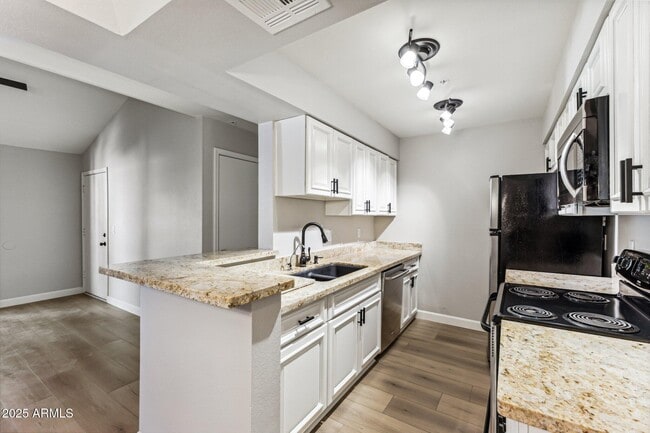 Foto del edificio - 10610 S 48th St