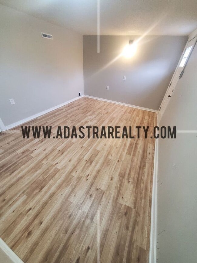 Foto del edificio - Completely Renovated Duplex in KCK, Beautiful Finishings-Available in MAY!!