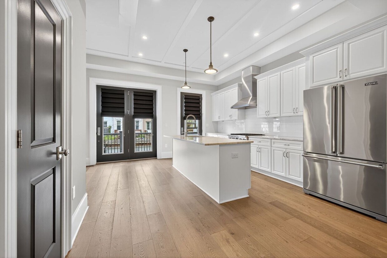 Foto principal - Available Now! 2 Bed // 2.5 Bath Between U...