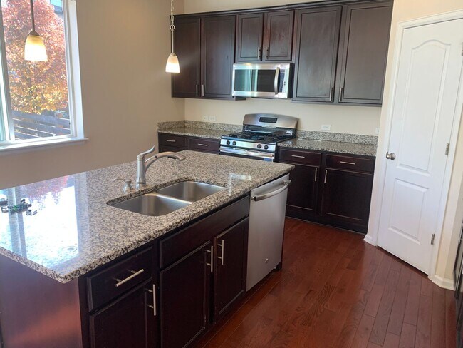 Building Photo - Well maintained Home with 4 bedrooms 3 bat...