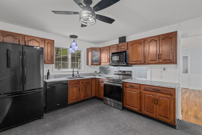 Building Photo - 105 Whitewater Dr
