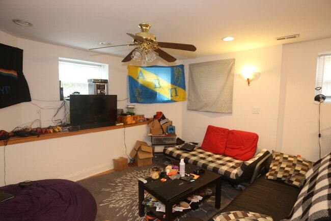 Building Photo - 1436 W Belle Plaine Ave