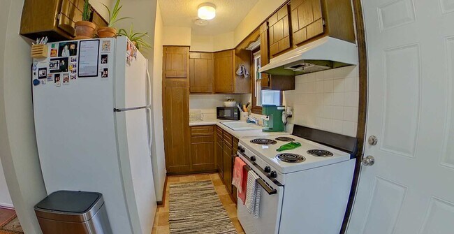Foto del edificio - 3D Tour Available - Conveniently Located + Off-Street Parking! Sorry, no laundry hookups. Availab...