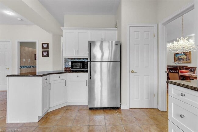 Building Photo - Executive 5-Bedroom Home for Rent in North London – Steps from Masonville