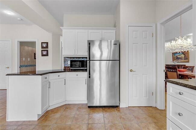 Photo du bâtiment - Executive 5-Bedroom Home for Rent in North London – Steps from Masonville