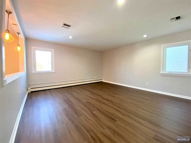 Building Photo - 58 Elm St