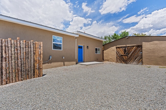 Building Photo - 1709 Espinacitas St