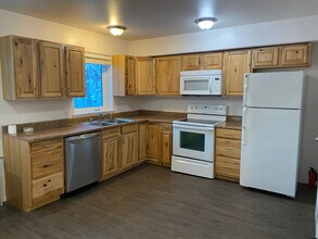 Building Photo - 305 Sarah St