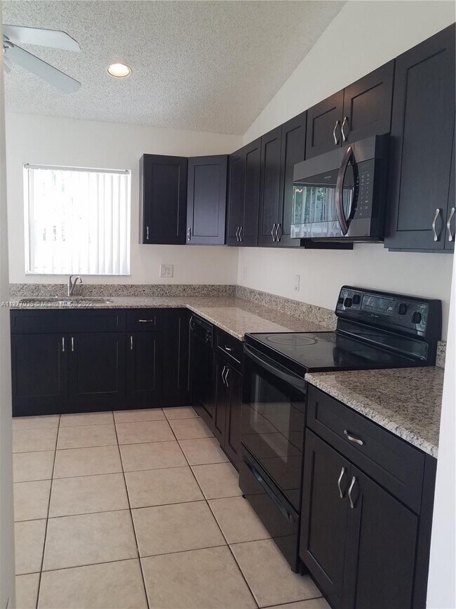 Foto del edificio - 4779 NW 5th Ct