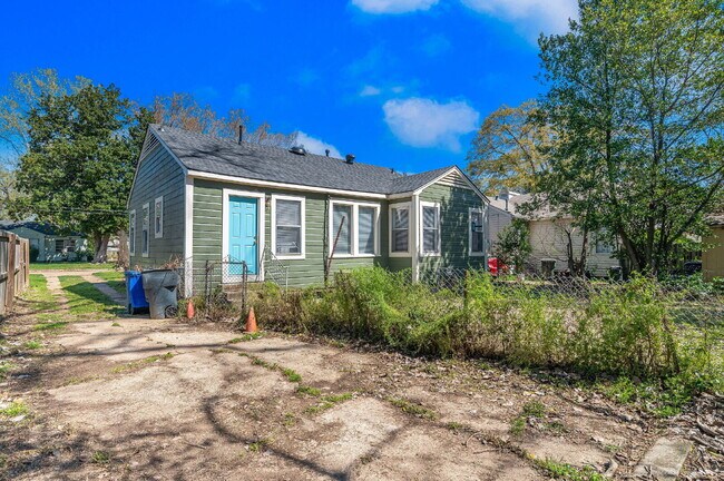 Foto del edificio - "Charming 2-Bedroom Shreveport Home with Cozy Fireplace & Gleaming Hardwood Floors!"