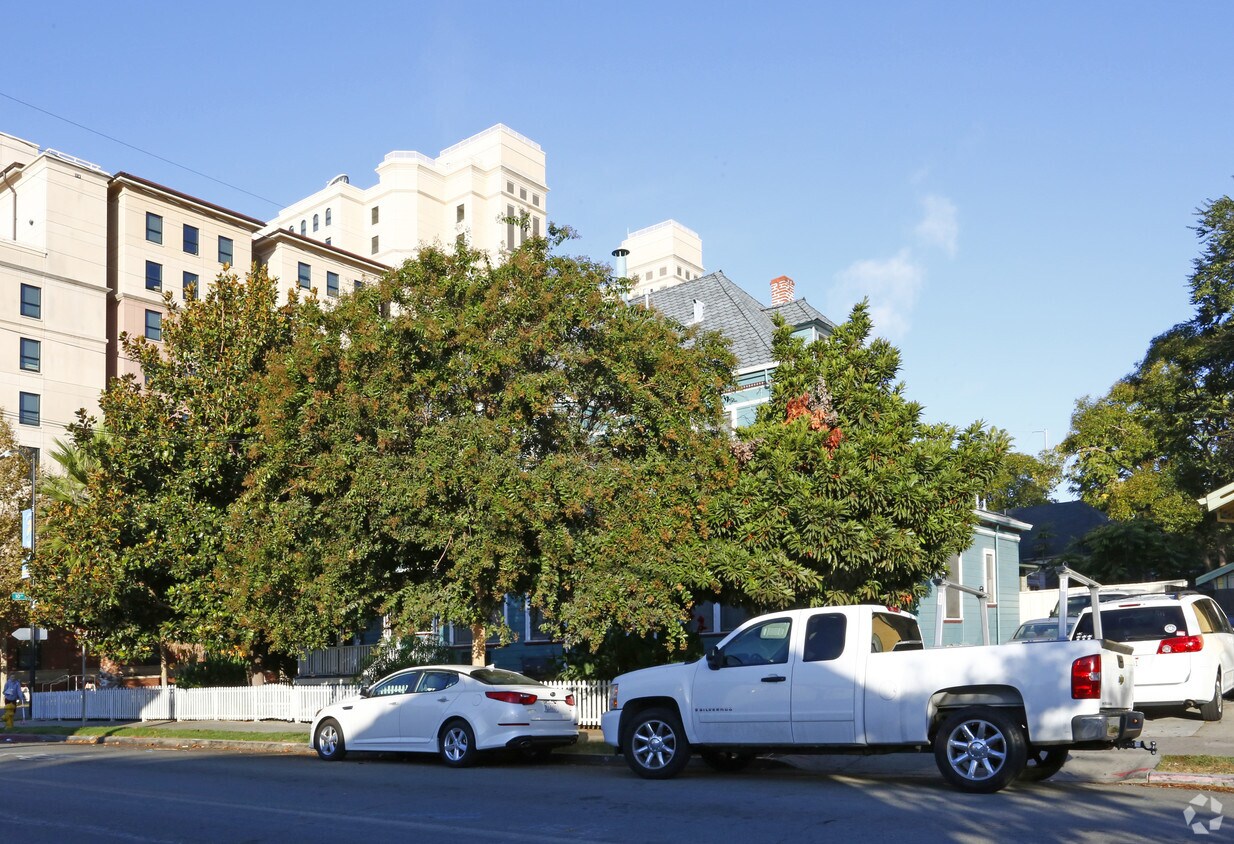 Building Photo - 451 E San Salvador St