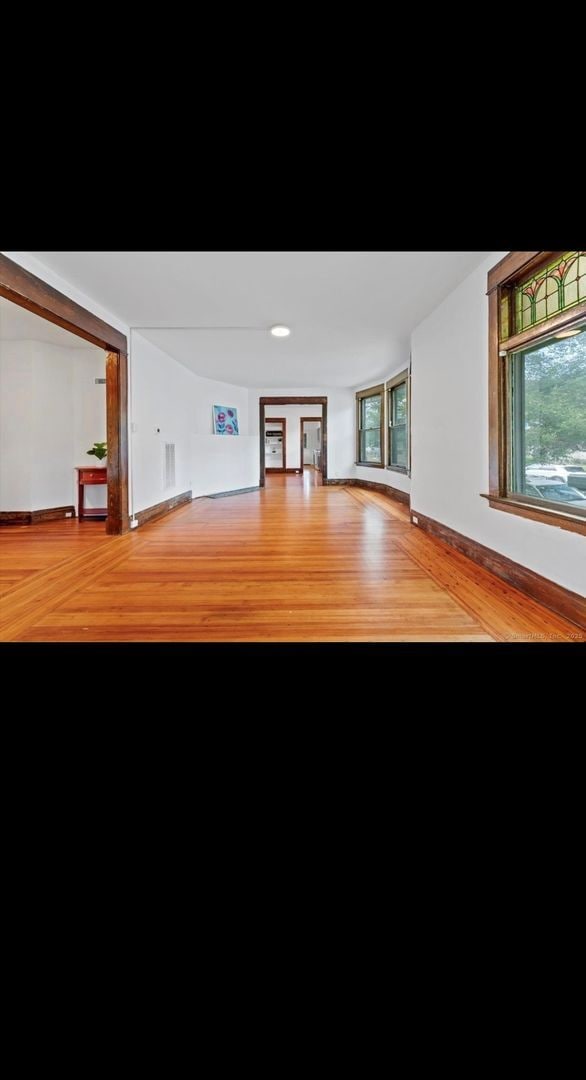 Foto del edificio - OVERSIZED FIRST FLOOR 3 BEDROOM APARTMENT WITH WASHER/DRYER