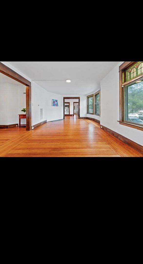 Building Photo - OVERSIZED FIRST FLOOR 3 BEDROOM APARTMENT WITH WASHER/DRYER