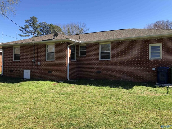 Building Photo - 1811 Stevens Dr NE