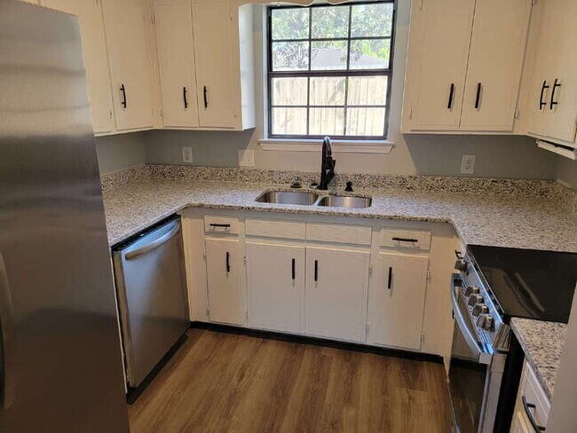 Foto del edificio - 2366 Shoal Creek Dr