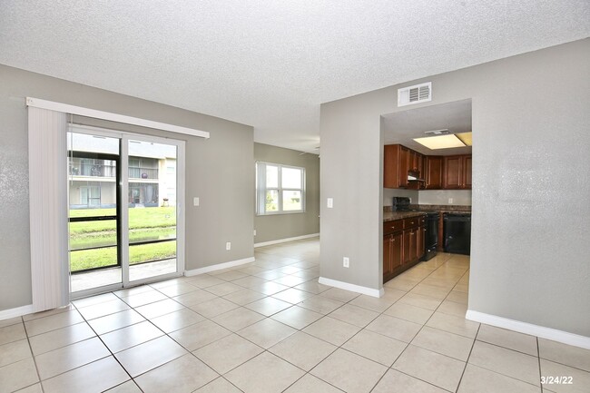 Foto del edificio - Gorgeous 2/2 Cozy Condo with Pond View in ...