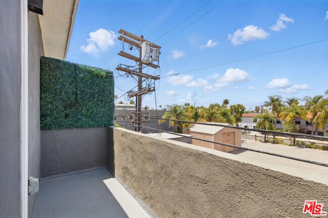 Foto del edificio - 6350 Willoughby Ave