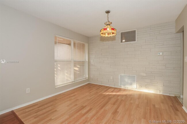 Foto del edificio - 2200 NW 42nd Ave