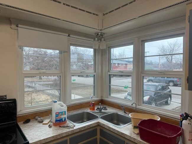 Building Photo - Charming 4 Bed, 2 Bath in Convenient Locat...
