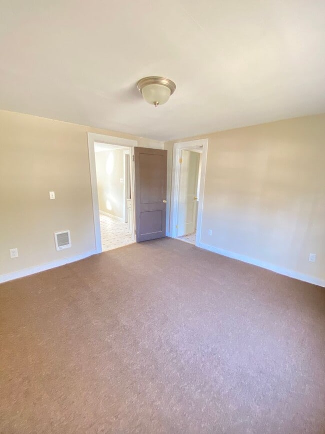 Building Photo - 2Bed/1Bath Home Available Now!