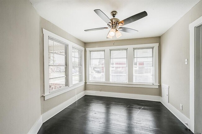 Building Photo - 2616 Oakcliff St