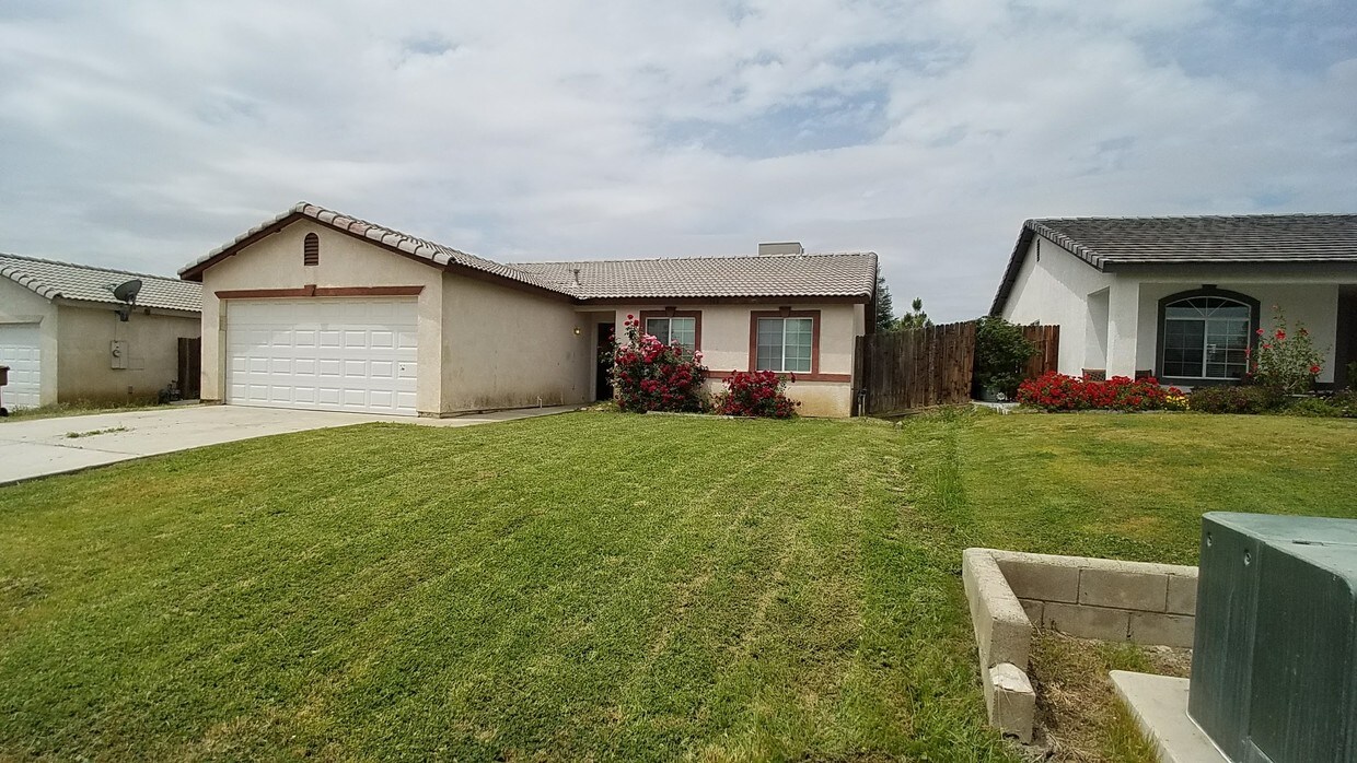 3319 Floral Meadow Dr, Bakersfield, CA 93308 House Rental in