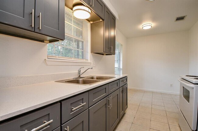 Building Photo - 8806 Hillsgrove Ct